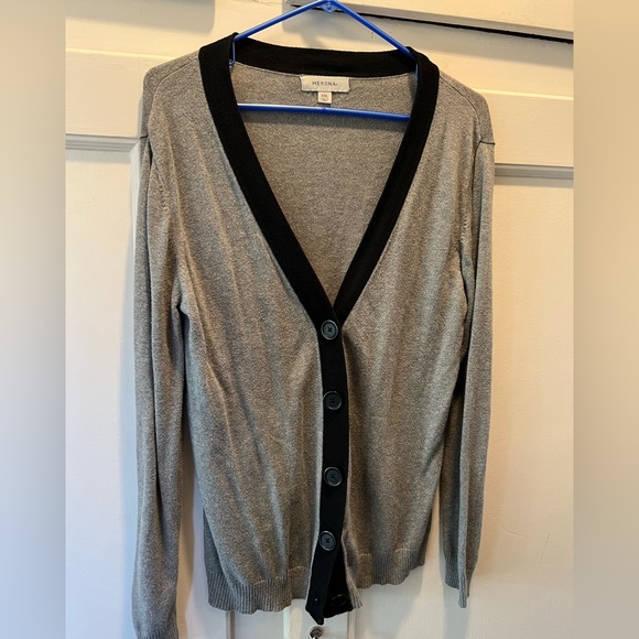 Gray sweater with black trim - Picture 1 of 2